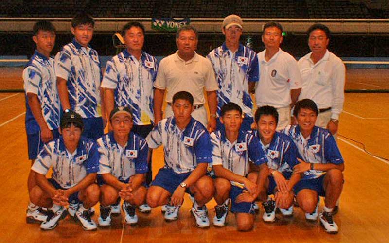 ２００３年大会優勝のテグカソリック大学。初来日、当然初出場しかも創部2年目の快挙。ダブルフォワードにバズーカと異次元のテニス。このときのメンバーのうち５人（キムジェボク、イゾンウ、キムジュンユン、パクチャンソク、オソンリョル）がその後国家代表までのぼりつめ、現在も韓国男子の中心を成す、
